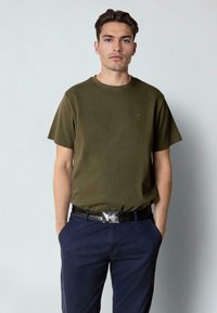 Clean Cut Copenhagen STABLE - Pamata T-krekls - army green