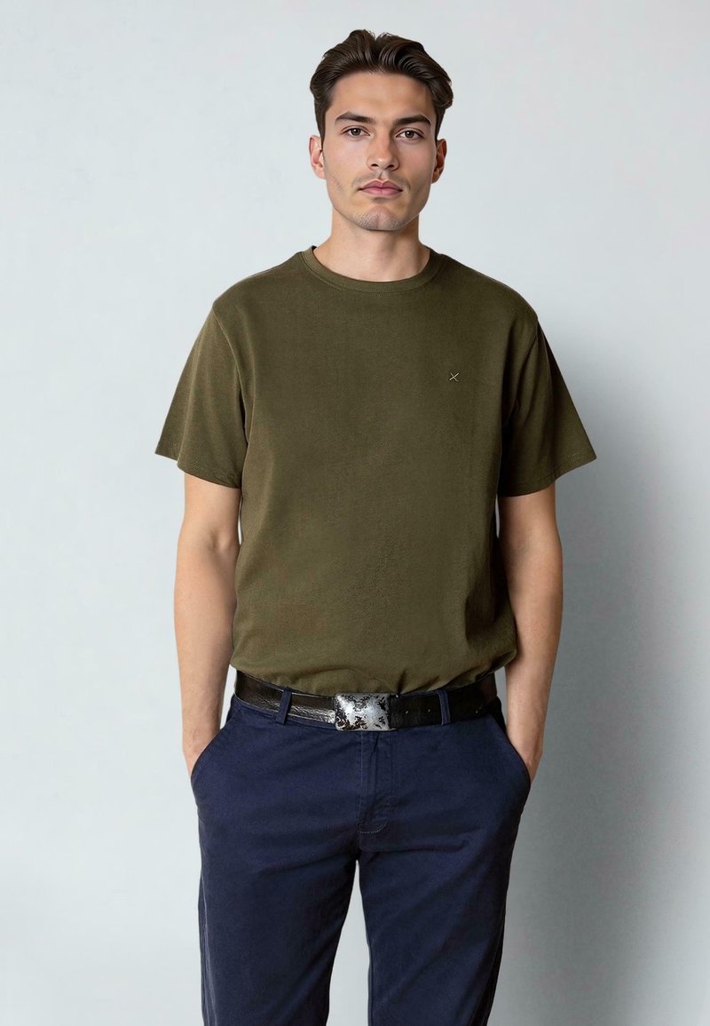 Clean Cut Copenhagen STABLE - Pamata T-krekls - army green