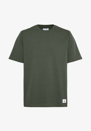 Olive roheline puuvillane t-särk lühikeste varrukatega, ümmargune kaelus, struktuurne kangas ning väike valge silt alumises paremas nurgas.