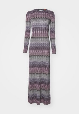 Långärmad stickad klänning med ett vågigt mönster i nyanser av lila, grått och svart, med en figurnära silhuett och tandad fåll.