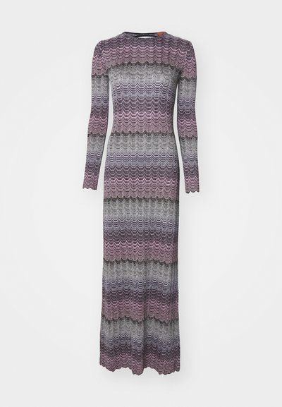 Rochie tricotată cu mânecă lungă, prezentând un model ondulat în nuanțe de violet, gri și negru, cu o siluetă ajustată și un tiv ciupit.
