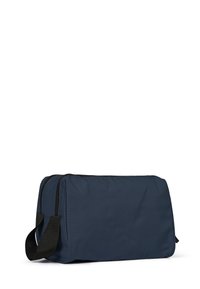 Borsa da viaggio in nylon blu navy con forma rettangolare, doppia cerniera e una tracolla per il trasporto. Texture liscia con dettagli minimi.