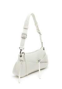 Weiße synthetische Handtasche mit verstellbarem Tragegurt, mehreren Reißverschlusstaschen, glatter Textur und einem strukturierten, kantigen Design.
