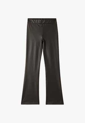 Leggings neri, aderenti, realizzati in un morbido materiale sintetico con fondo svasato, dotati di una vita alta per il massimo comfort e un finish elegante.