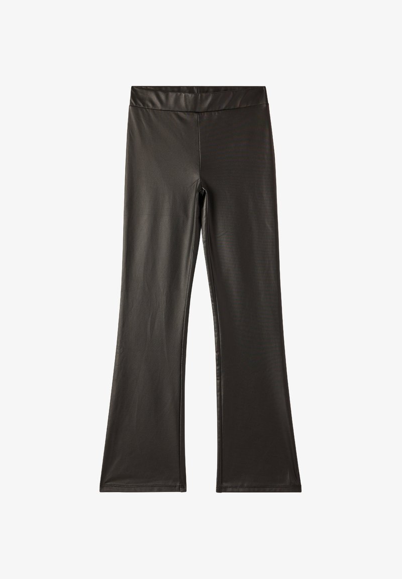 Czarne, dopasowane legginsy wykonane z gładkiego materiału syntetycznego z rozkloszowanym dołem, z szerokim pasem w talii dla wygody i eleganckiego wykończenia.