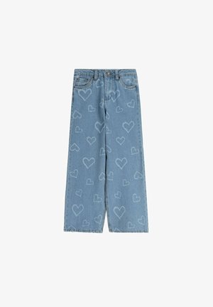 Niebieskie dżinsy o szerokich nogawkach z wyblakłymi wzorami serc, zapinane z przodu na guziki i zamek, z pięcioma kieszeniami.