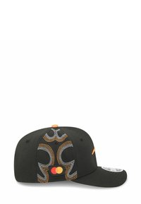Schwarze Kappe mit einem gebogenen Schirm, die auffällige orange und weiße gestickte Muster auf der Rückseite sowie einen kleinen orangefarbenen Akzentknopf oben hat.