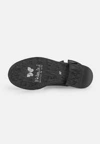 Suola di scarpa nera con una superficie texture, che presenta il logo del marchio e la taglia 37, progettata per aderenza e comfort.