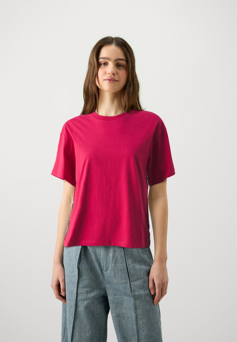 KARL LAGERFELD LOGO TAPE - Apdrukāts T-krekls - persian red