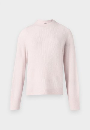 Pulover roz deschis tricotat, cu guler înalt, mâneci lungi și textură cu dungi. Croială casual cu un design simplu, fără cusături.