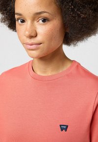 Wrangler REGULAR TEE - T-shirt basic - burnt sienna