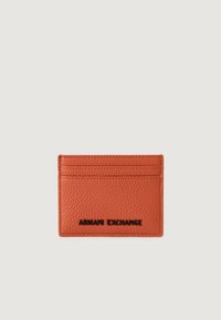 Tarjetero de cuero marrón texturizado con tres compartimentos para tarjetas y logotipo en relieve "Armani Exchange" en la parte frontal.