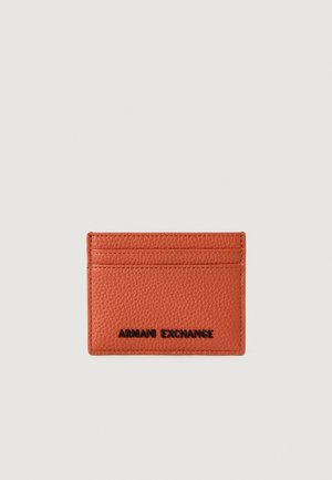 Porte-cartes en cuir texturé marron avec trois fentes pour cartes et le logo noir "Armani Exchange" embossé sur le devant.