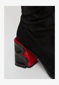 Unausgewählt, black suede