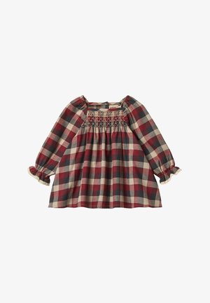 Vestido de manga larga para niño pequeño con patrón de cuadros en rojo, negro y beige, detalle fruncido en el pecho y puños con volantes de encaje.