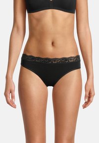 Schwarze Unterwäsche mit einem Spitzenbund, aus einem weichen Stoff gefertigt; hat eine klassische Slips-Form mit glatter Textur.