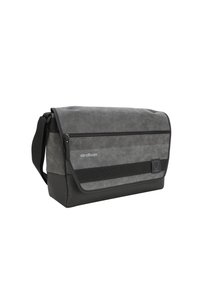 Borsa a tracolla grigia con superficie testurizzata, accenti neri, tasca frontale con zip e tracolla regolabile. Logo visualizzato sul davanti.