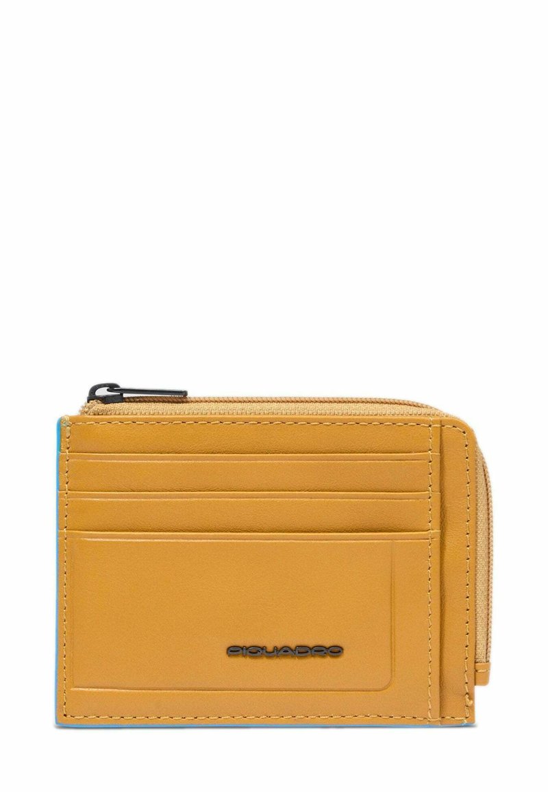 Portatarjetas de cuero color canela con cuatro ranuras para tarjetas, un bolsillo con cremallera para monedas y un pequeño logo de la marca en negro en el frente.