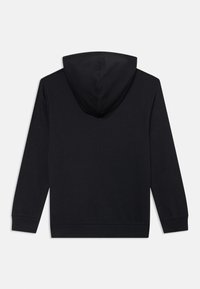 Felpa nera con maniche lunghe e cappuccio con lacci. Tessuto morbido, design minimale, polsini e orlo ribattuti, senza decorazioni visibili.