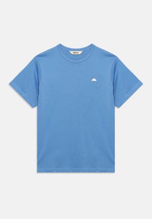 T-shirt bleu à manches courtes et col rond, avec un petit logo blanc sur le côté gauche de la poitrine et une étiquette de marque à l'intérieur du col.