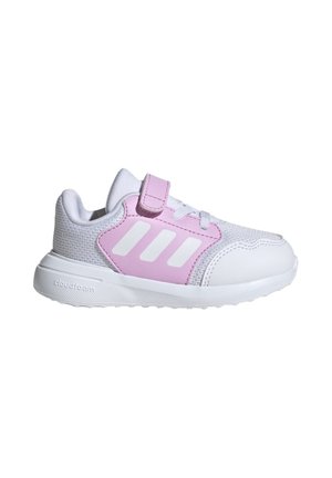 Weiße Sneakers mit rosa Akzenten und drei weißen Streifen. Sie verfügen über ein Mesh-Obermaterial, eine Gummisohle und einen verstellbaren Klettverschluss.
