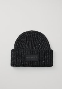 Căciulă neagră tricotată, cu textură canalată și tiv pliat. Dispune de o etichetă rectangulară neagră cu logo-ul "tommy jeans" în scris alb.