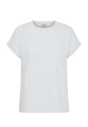 Balti trumpomis rankovėmis marškinėliai su plonomis šviesiai mėlynomis horizontaliosiomis juostelėmis ir apvaliu iškirptu kaklu, pateikti ant vientisos spalvos fono.