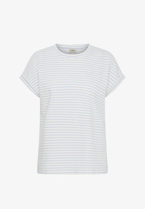 Fehér rövid ujjú póló vékony világoskék vízszintes csíkokkal és kerek nyakkivágással, sima háttéren bemutatva.