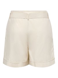 Short beige taille haute avec passants pour ceinture et ourlets repliés, vu de dos sur fond blanc uni.