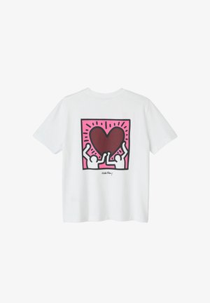 T-shirt en coton blanc avec un design graphique au dos : deux figures stylisées soulevant un cœur marron sur un fond rose.