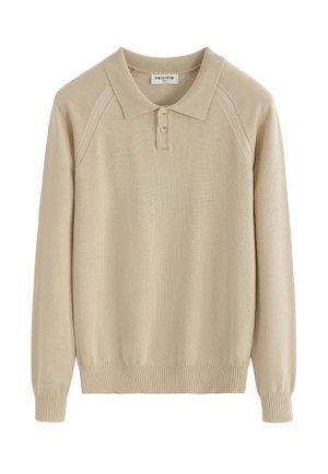 Pull polo en tricot beige à manches longues avec ourlet et poignets côtelés, patte à deux boutons et petit col.