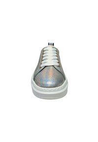 Zilveren sneakers met een holografische glans, witte veters en een dikke witte zool. De neus is rond en geaccentueerd met contrasterende stiksels.