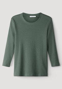 Långärmad, ribbad skjorta i mörkgrön. Har en rund halsringning och mjuk textur. Enkel design utan ytterligare mönster eller hårdvara.