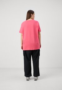 Nike Sportswear TEE - Jednoduché tričko - pink/white