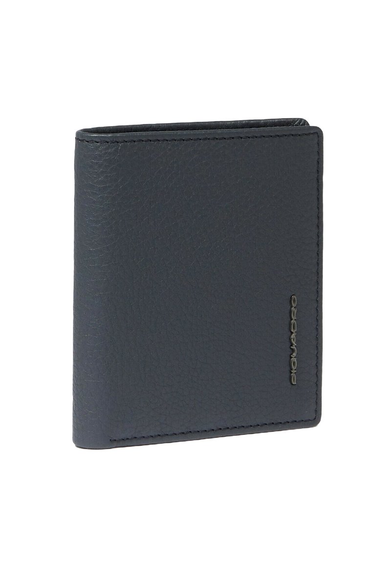 Cartera de cuero en gris oscuro con un acabado texturizado, diseño de doble pliegue, costuras a contraste y un logo en relieve en el lateral.