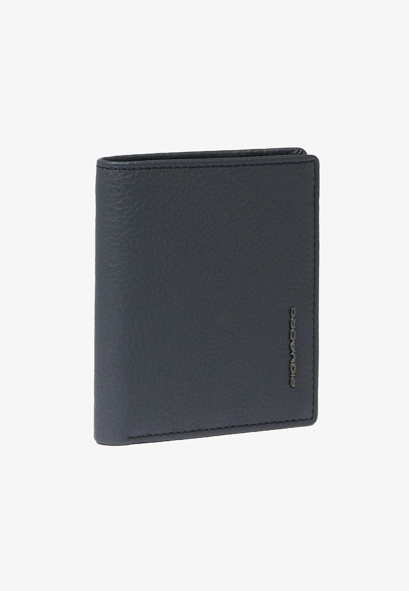 Cartera de cuero en gris oscuro con un acabado texturizado, diseño de doble pliegue, costuras a contraste y un logo en relieve en el lateral.