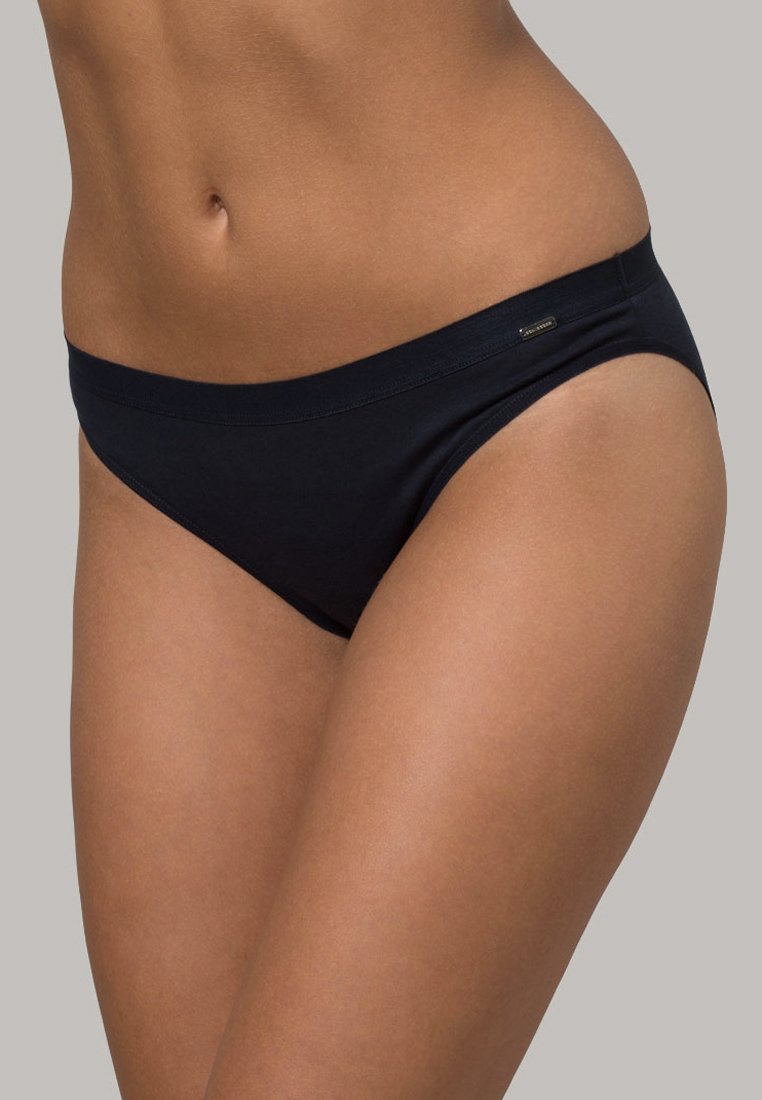 Crni bikini donji dio s glatkom teksturom, niskim strukom i minimalističkim stilom. Ima suptilan logo akcent na pojasu.