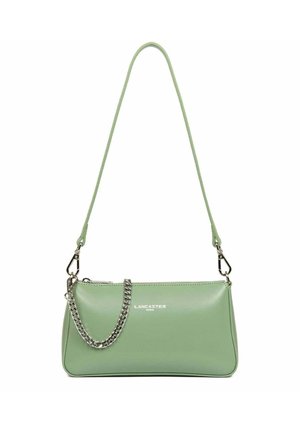 Borsa a spalla in pelle verde con texture liscia, forma rettangolare, accentuata da una catena argentata e logo stampato sul davanti.
