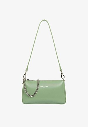 Borsa a spalla in pelle verde con texture liscia, forma rettangolare, accentuata da una catena argentata e logo stampato sul davanti.