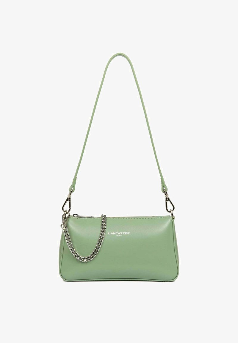 Borsa a spalla in pelle verde con texture liscia, forma rettangolare, accentuata da una catena argentata e logo stampato sul davanti.