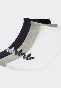 Tre par sokker: sort, grå og hvid. Hver sok har en ribbet kant og et sort Adidas-logo med tre striber i bunden.