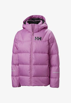 Roze donsjack met capuchon, voorzien van een ritssluiting aan de voorkant, een horizontaal stikselpatroon en reflecterende accenten op de mouwen. Zwart logo op de borst.