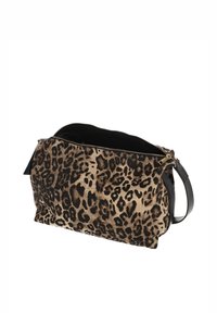 Bolso de tela con estampado de leopardo, cierre de cremallera, interior negro y asa lateral. Presenta una textura suave y una forma estructurada.