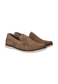 Bruine suède instap schoenen met een gevoerde kraag, ronde neus, decoratieve stiksels en een witte rubberen zool.