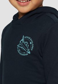 Marineblauwe hoodie met een vooropdruk van een spaceshuttle en de tekst "Space Explorer" in teal. Zacht materiaal, normale pasvorm met een capuchon.