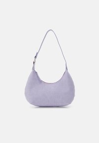 Lila faux läderhandväska med en texturerad krokodilstruktur, böjd form och ett enda axelband. Slät yta med en subtil glans.