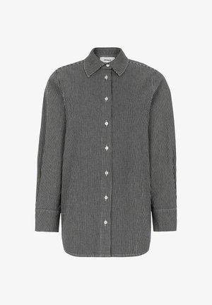 Camisa de botones a rayas blancas y negras con mangas largas, cuello y botones blancos. Hecha de una tela ligera con una textura suave.