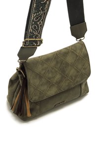 Borsa a tracolla in suede verde oliva trapuntato con pattina pieghevole, design intricato della tracolla e decorativi pompon in marrone e beige.