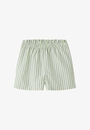 Shorts vert clair avec fines rayures verticales noires et blanches et taille élastique.