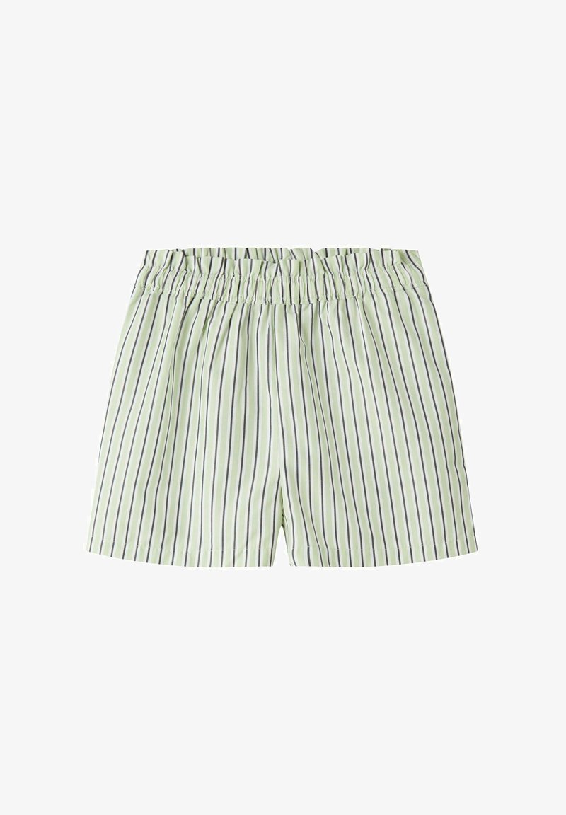 Shorts vert clair avec fines rayures verticales noires et blanches et taille élastique.